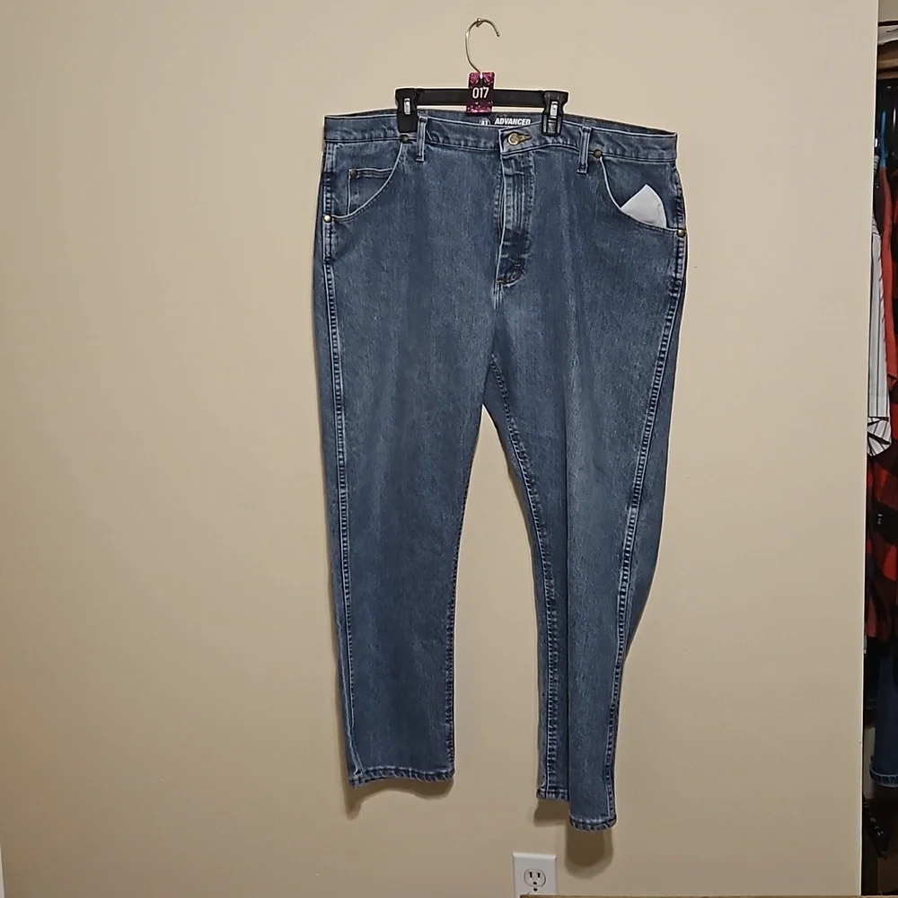 Wrangler Mens 47 Regular advanced fit light wash jeans. - Picture 1 of 5